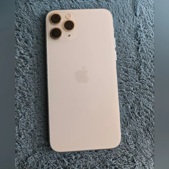 Apple iPhone 11 Pro 256GB Unlocked - Silver - Used Excellent. Comes w/cases - Picture 2 of 8